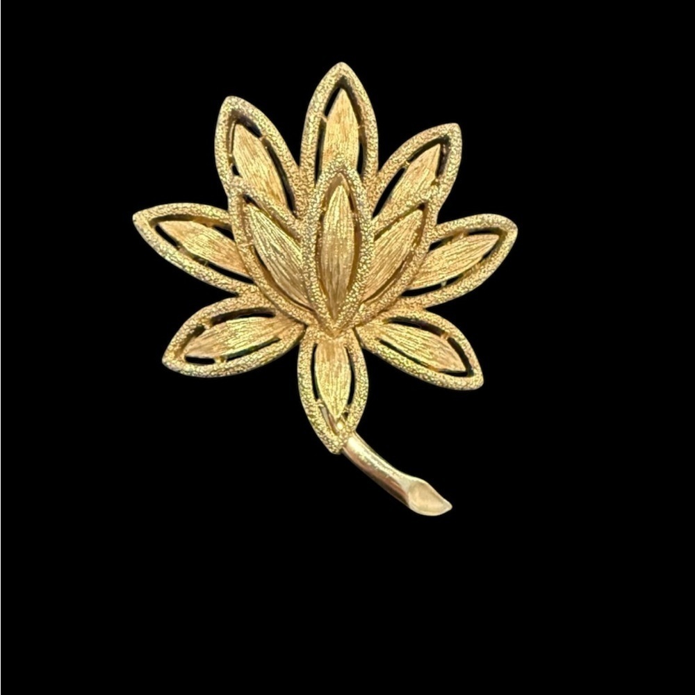 Avon Vintage Brushed Texture Flower Cutout Brooch Goldtone Avon logo stamped‎